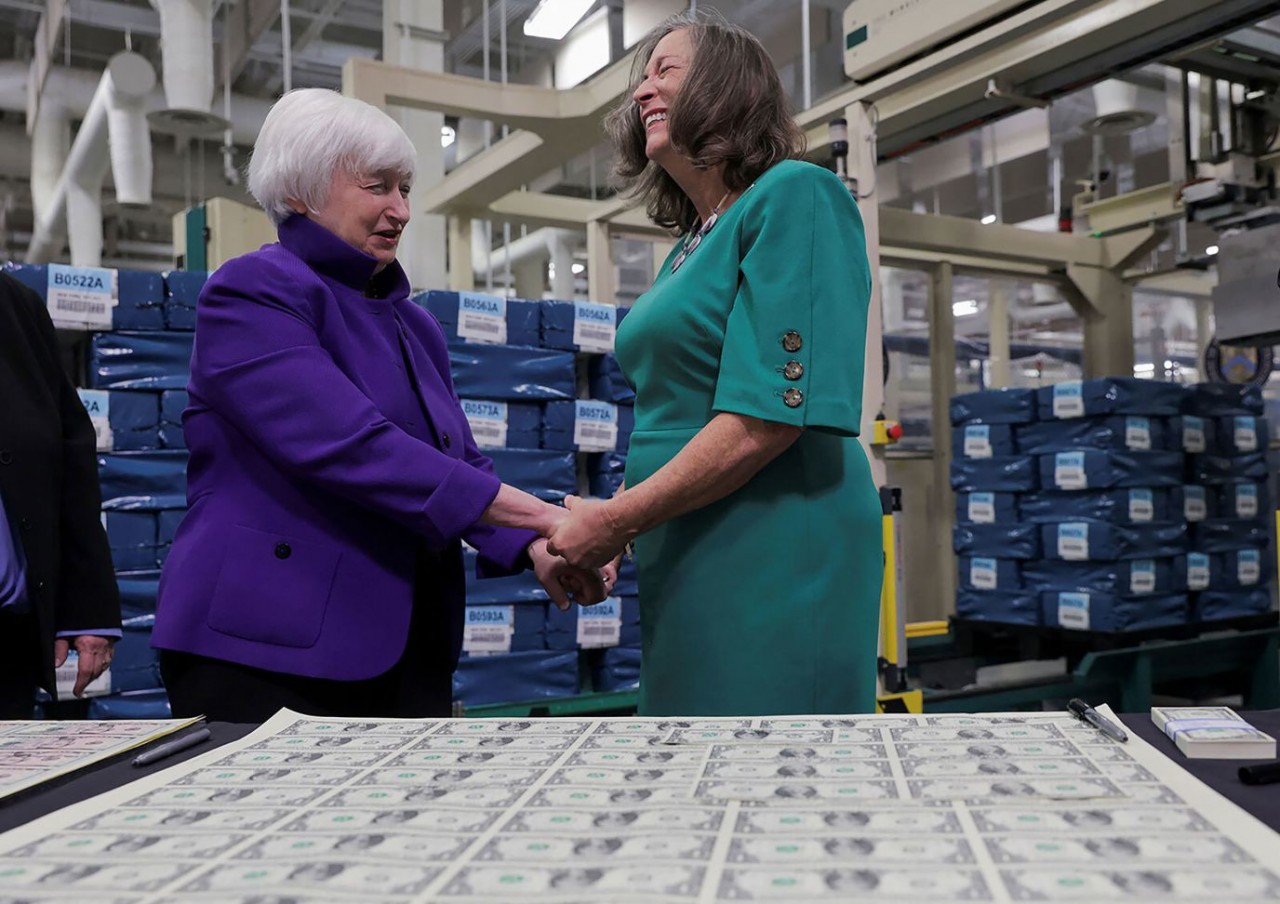 Bộ trưởng Tài chính Mỹ Janet Yellen (trái), nắm tay Bộ trưởng Ngân khố Lynn Malerba tại lễ ra mắt tờ tiền giấy đầu tiên của Mỹ in hai chữ ký của phụ nữ, ngày 8/12, tại Fort Worth, Texas, Mỹ. (Nguồn: Reuters)