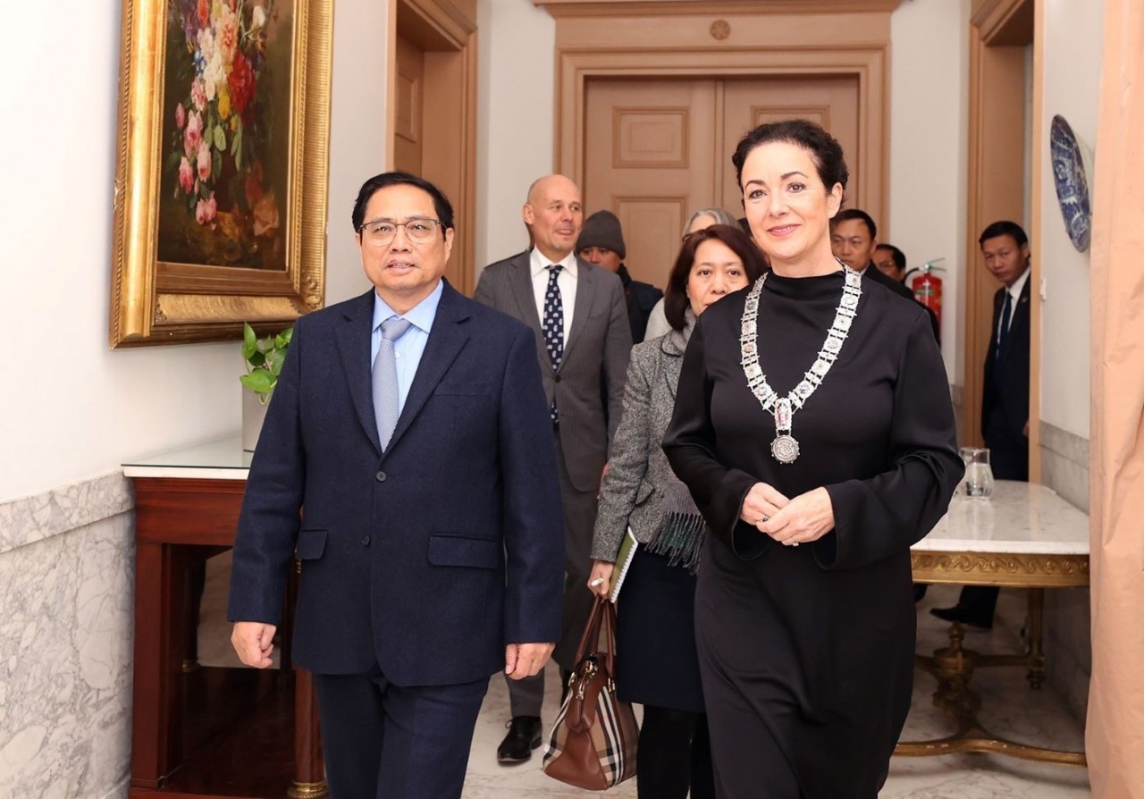Trong chương trình thăm chính thức Vương quốc Hà Lan, chiều 11/12/2022, Thủ tướng Phạm Minh Chính gặp Thị trưởng thành phố Amsterdam Femke Halsema. (Nguồn: TTXVN)