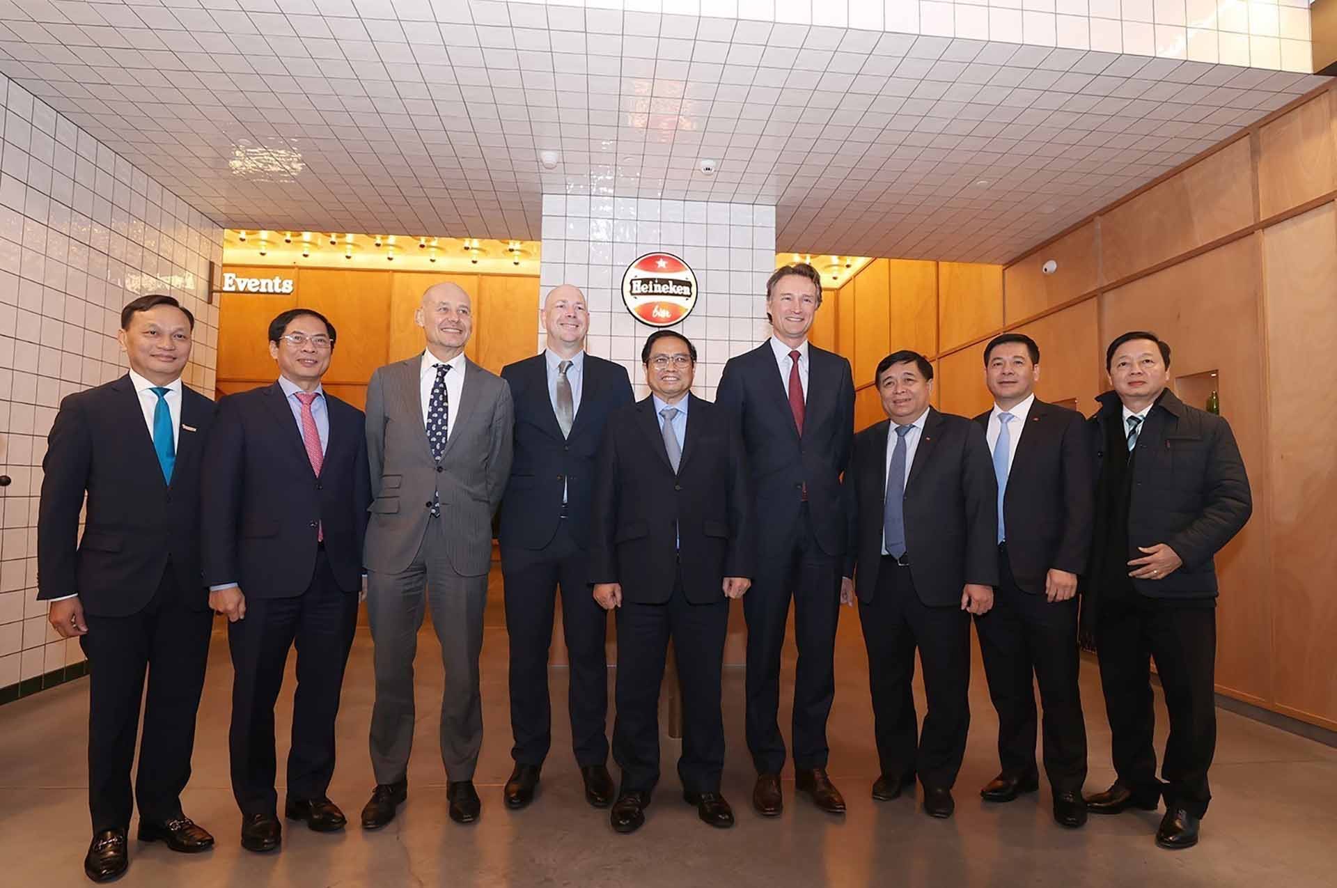 Thủ tướng Phạm Minh Chính và ông Dolf van den Brink, Tổng Giám đốc Heineken toàn cầu cùng các thành viên đoàn. (Nguồn: TTXVN)