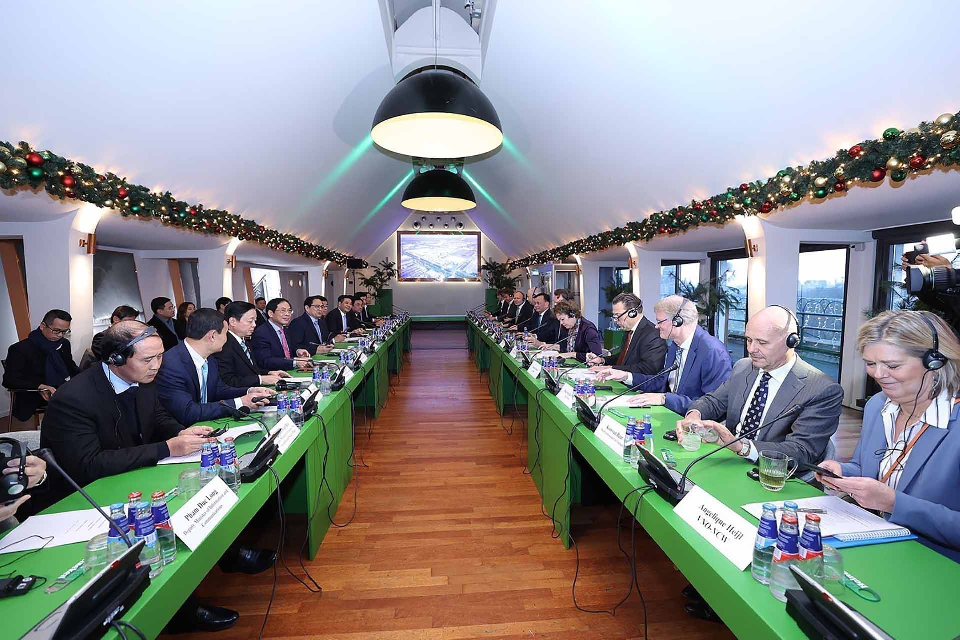 Thủ tướng Phạm Minh Chính tọa đàm với một số doanh nghiệp hàng đầu Hà Lan. (Nguồn: TTXVN)