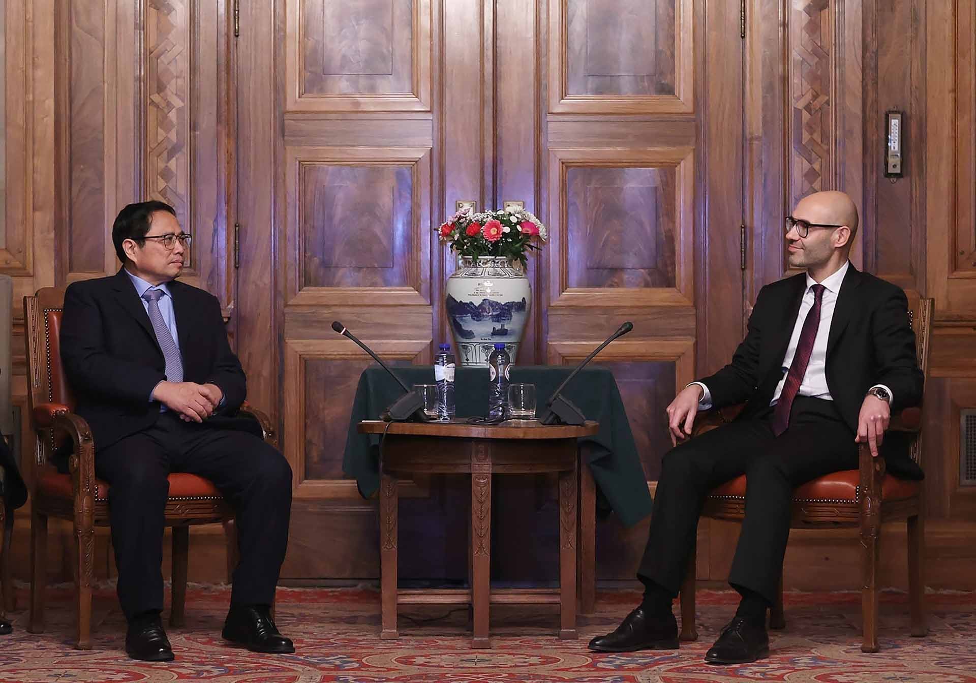 Thủ tướng Phạm Minh Chính làm việc với Tổng thư ký Toà trọng tài thường trực Marcin Czepelak. (Nguồn: TTXVN)