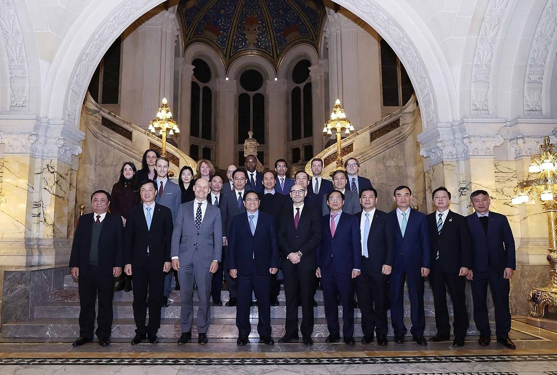 Thủ tướng Phạm Minh Chính và Tổng thư ký Toà trọng tài thường trực Marcin Czepelak cùng các thành viên đoàn. (Nguồn: TTXVN)