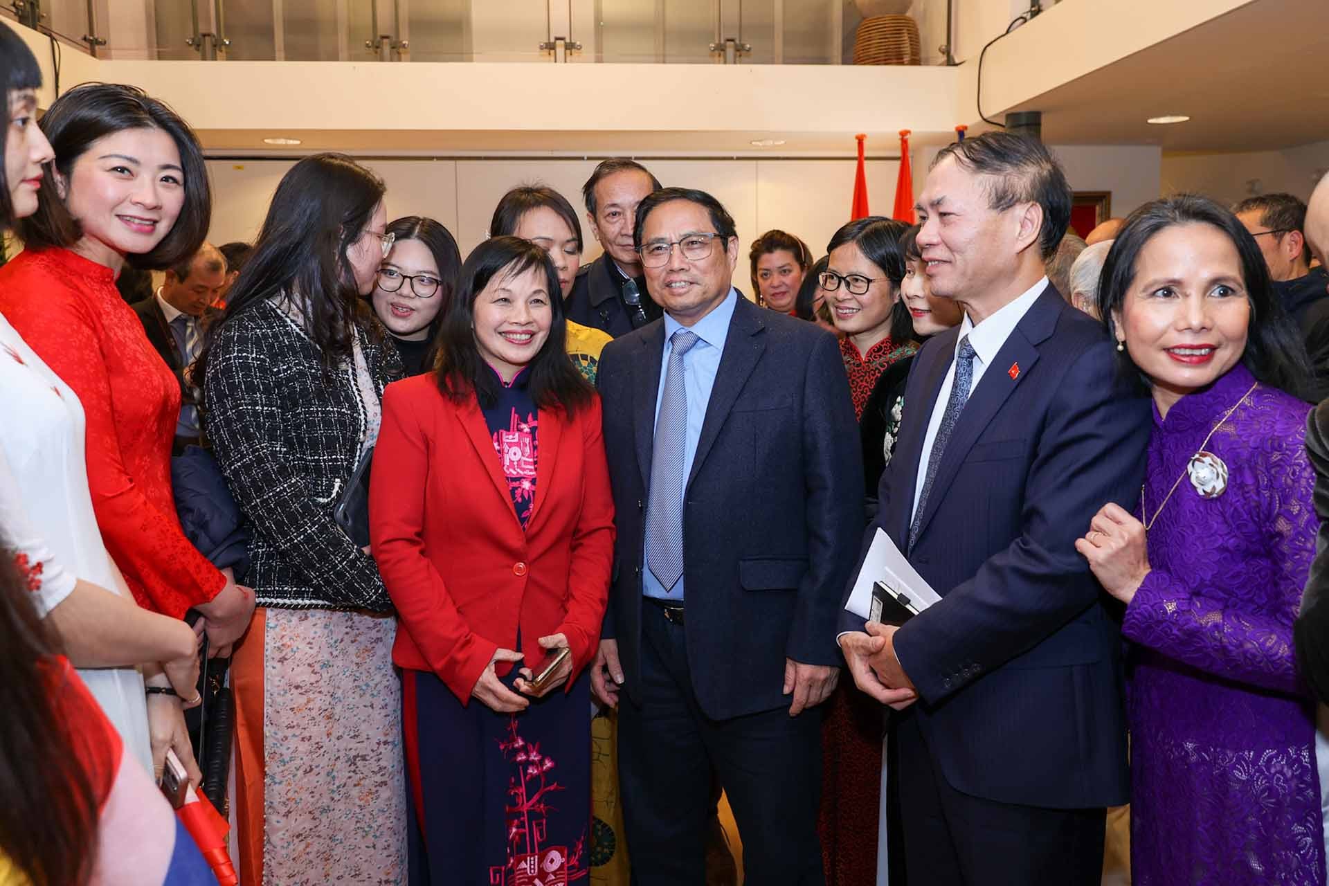 Thủ tướng Phạm Minh Chính chụp ảnh lưu niệm cùng cộng đồng người Việt Nam tại Hà Lan. (Nguồn: VGP)