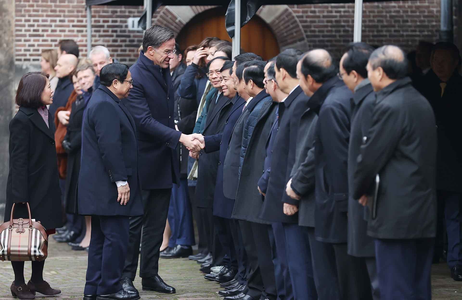 Thủ tướng Phạm Minh Chính và Thủ tướng Hà Lan Mark Rutte gặp thành viên đoàn của hai nước. (Nguồn: TTXVN)