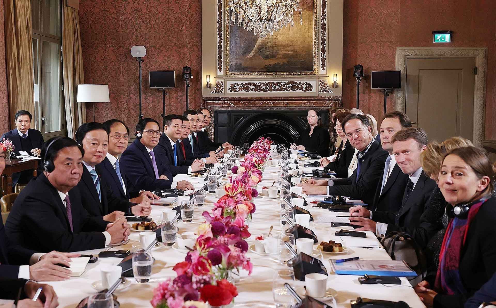 Thủ tướng Chính phủ Phạm Minh Chính và Thủ tướng Hà Lan Mark Rutte hội đàm. (Nguồn: TTXVN)