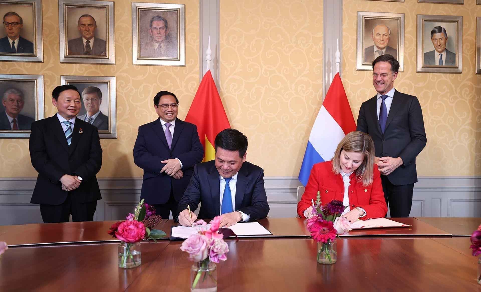 Thủ tướng Phạm Minh Chính và Thủ tướng Hà Lan Mark Rutte chứng kiến lễ ký Kế hoạch hành động chung về quản lý tài nguyên nước giữa Bộ Tài Nguyên Môi trường Việt Nam và Bộ Hạ tầng và Tài nguyên nước Hà Lan. (Nguồn: TTXVN)