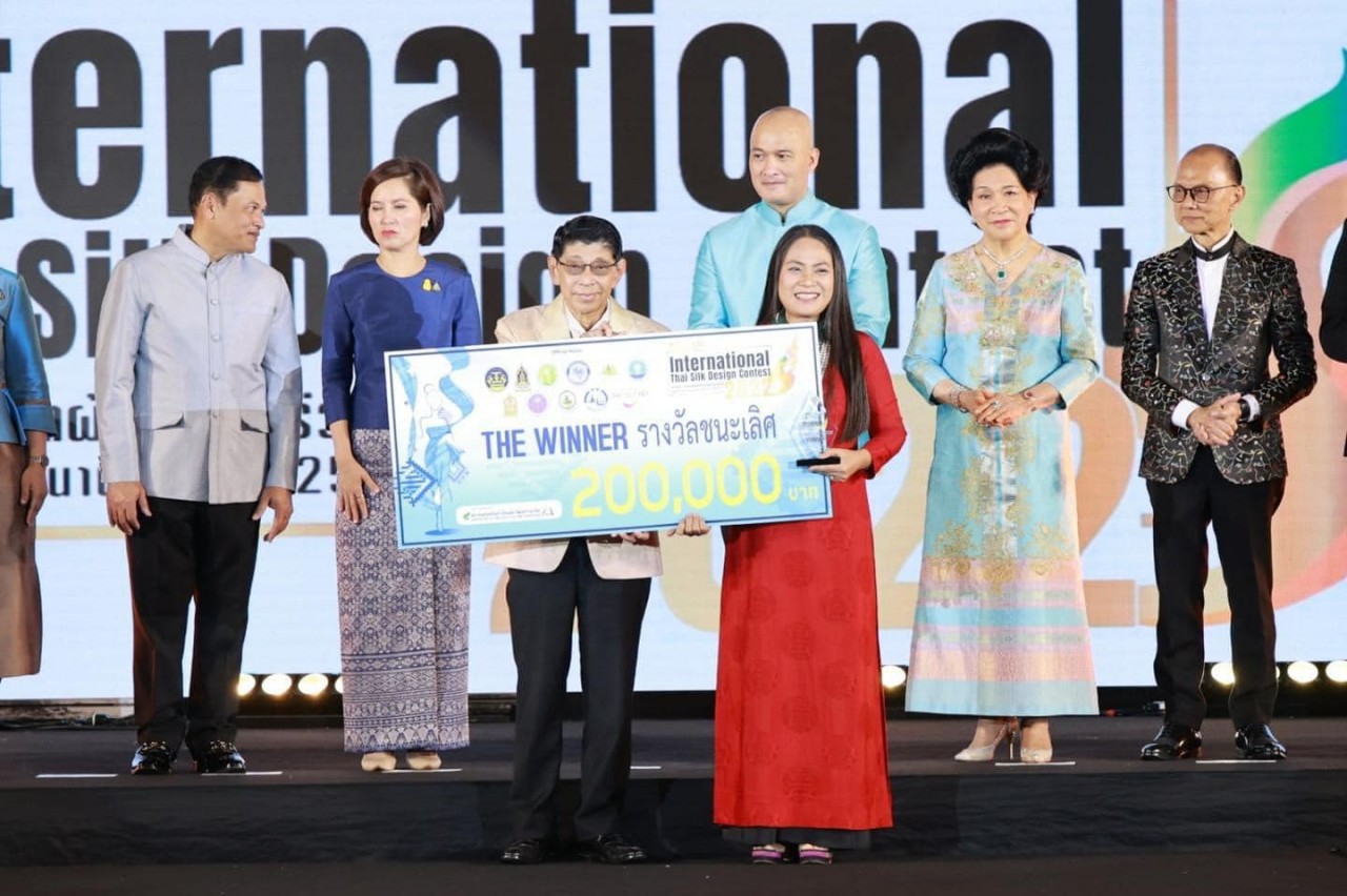 Phó Thủ tướng Thái Lan Wissanu Krea-ngam trao giải Best Designer(Giải Nhà thiết kế xuất sắc nhất) cho NTK Lê Thị Lan Hương đến từ Hà Nội. (Nguồn: ĐSQ VN tại Thái Lan)