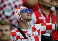World Cup 2022: Fan đội tuyển Croatia luôn đội mũ bóng nước lấy may khi đi cổ vũ