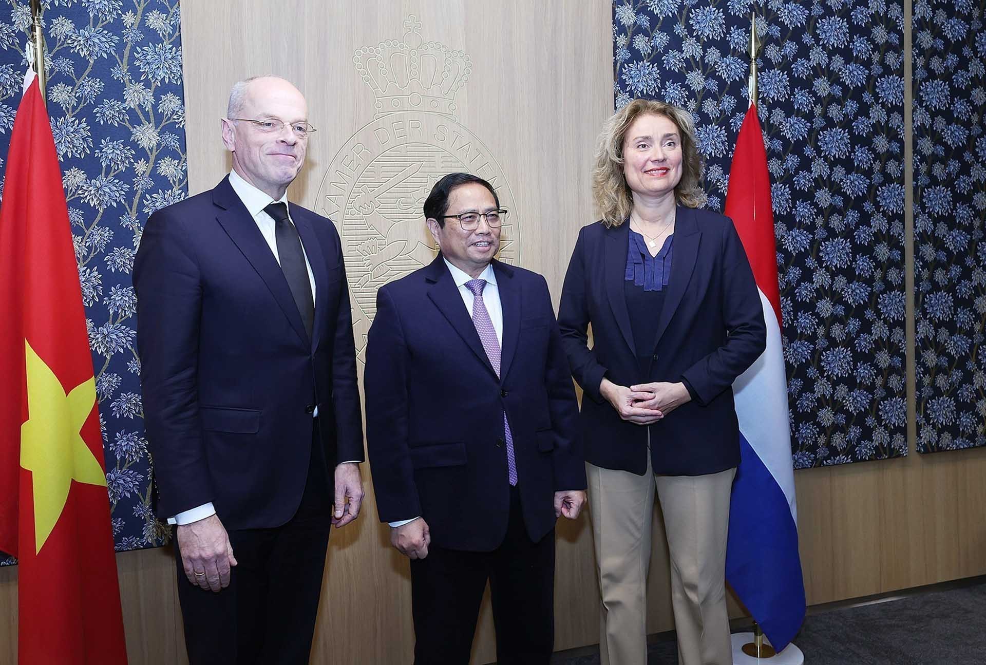 Thủ tướng Phạm Minh Chính hội kiến Chủ tịch Thượng viện Jan Anthonie Bruijn (trái) và Chủ tịch Hạ viện Vera Bergkamp. (Nguồn: TTXVN)