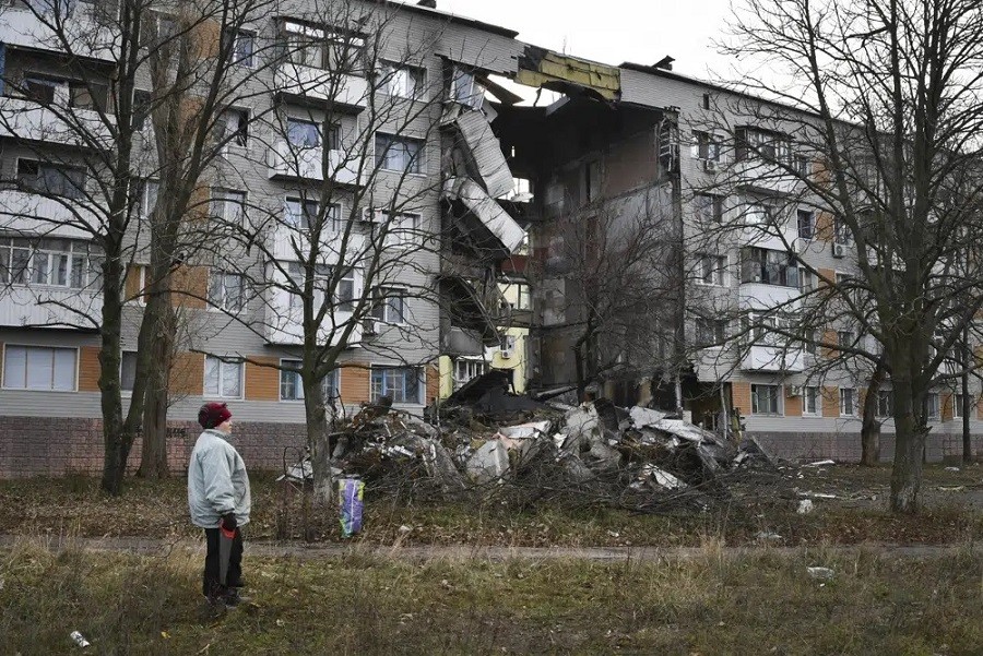 Một tòa nhà chung cư bị phá hủy do đợt bắn pháo của Nga nhằm vào Bakhmut, tại Donetsk trong ngày 11/12. (Nguồn: AP)