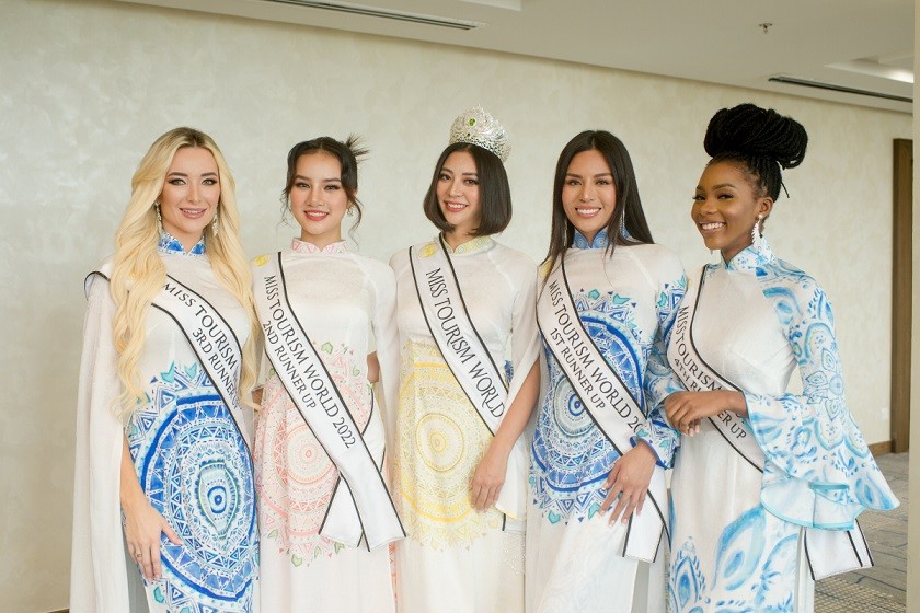 Top 5 Hoa hậu Du lịch Thế giới 2022 vừa đăng quang hôm 10/12 tại Vĩnh Phúc được nhà thiết kế Anna Hanh Le tặng mỗi người một bộ áo dài thuộc sưu tập 'Hoa nắng' làm kỷ niệm.