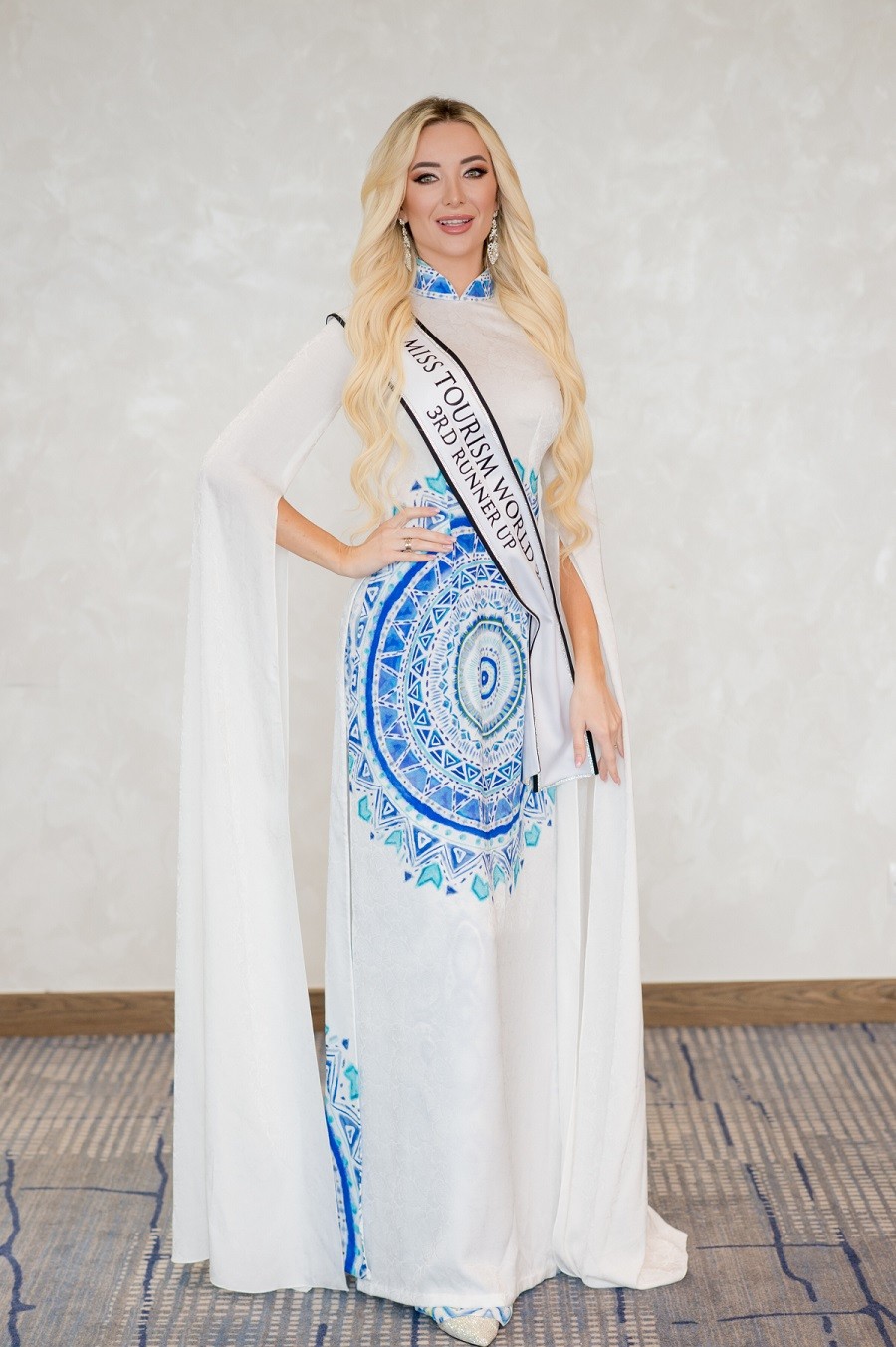 Hoa hậu Du lịch Thế giới 2022 và các Á hậu diện áo dài gấm được tặng