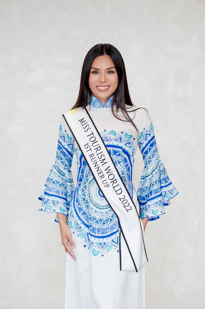 Hoa hậu Du lịch Thế giới 2022 và các Á hậu diện áo dài gấm được tặng