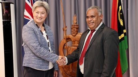 Ngoại trưởng Vanuatu Jotham Napat chào đón người đồng cấp Australia Penny Wong ngày 12/12.(Nguồn: DFAT)
