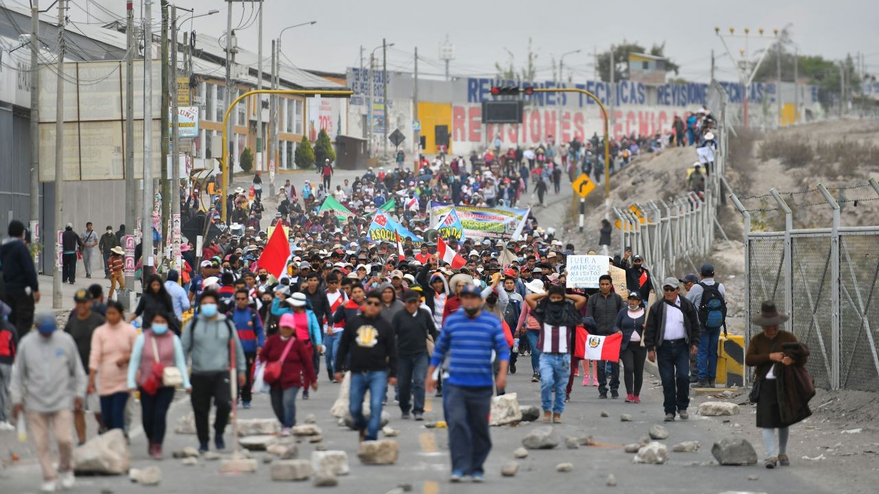 Những cuộc biểu tình phong tỏa tuyến đường cao tốc tại Arequipa, Peru trong ngày 12/12 vừa qua. (Nguồn: AFP)