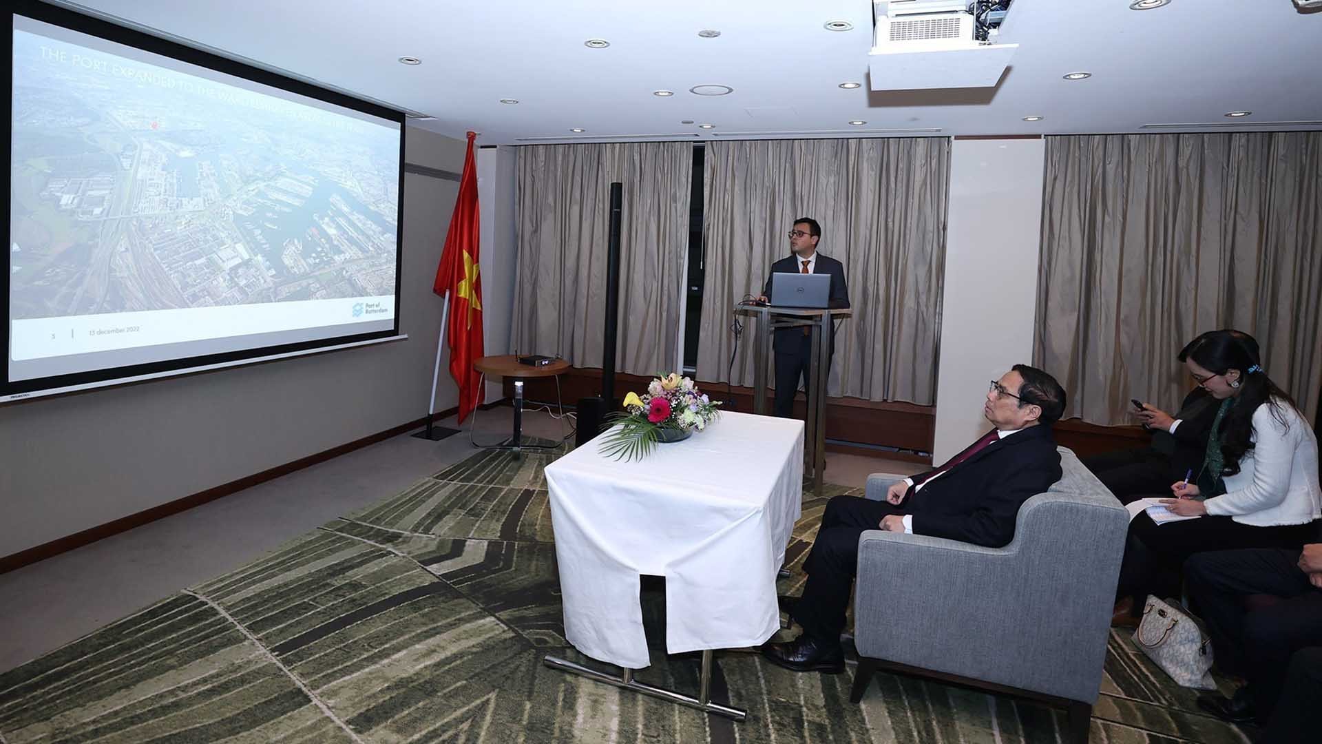 Thủ tướng Phạm Minh Chính nghe lãnh đạo Trung tâm Cảng thế giới Rotterdam giới thiệu về cảng. (Nguồn: TTXVN)