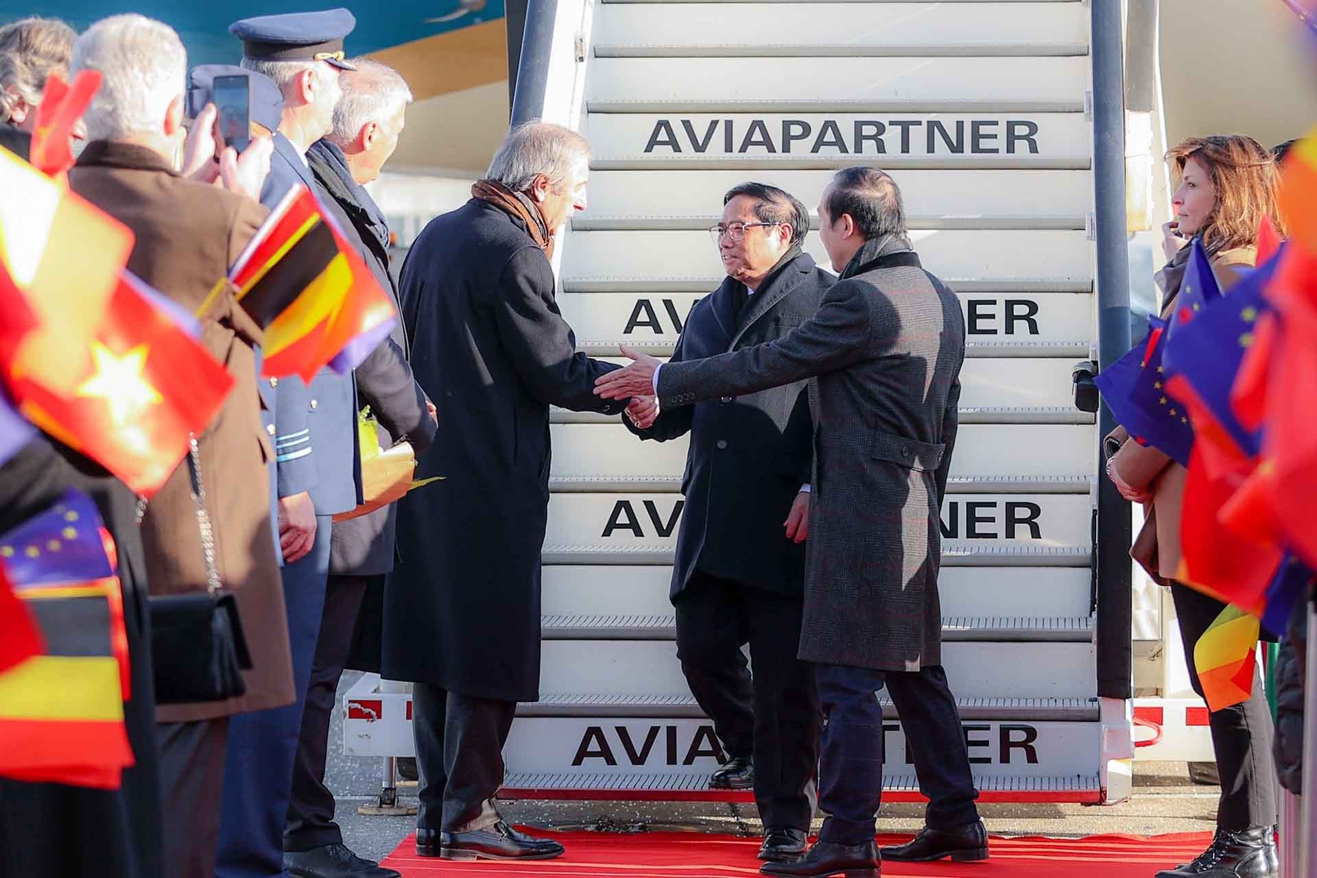 Phó Chủ tịch Thứ Nhất Thượng viện Bỉ đón Thủ tướng Phạm Minh Chính  tại sân bay.  (Nguồn: VGP)