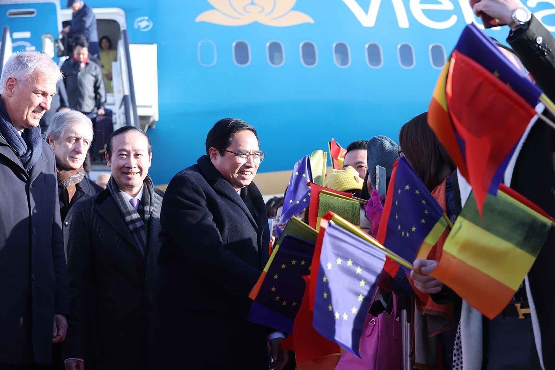 Cán bộ, nhân viên Đại sứ quán và cộng đồng người Việt Nam tại Bỉ đón Thủ tướng Phạm Minh Chính. (Nguồn: TTXVN)