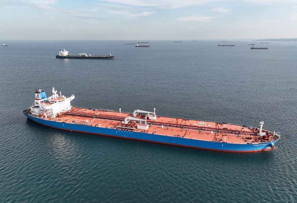 Các tàu chở dầu Nga đang mắc kẹt ngoài khơi bờ biển Istanbul, Thổ Nhĩ Kỳ hôm 8-12. Ảnh: Reuters