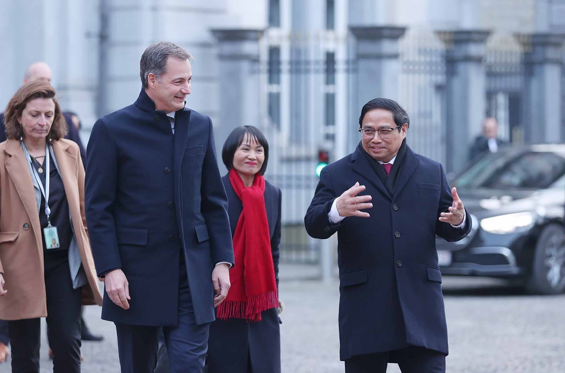 Thủ tướng Vương quốc Bỉ Alexander De Croo đón Thủ tướng Phạm Minh Chính. (Nguồn: TTXVN)