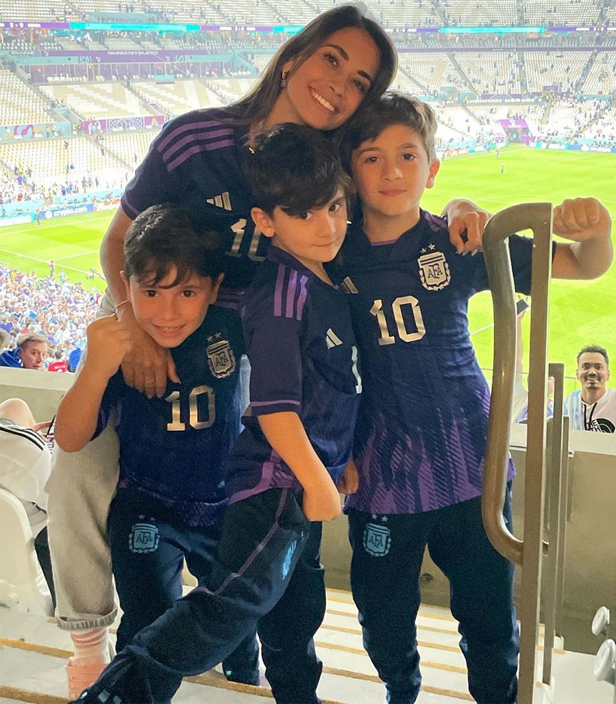 Bốn mẹ con Antonella đồng hành với Messi từ những ngày đầu giải đấu. Người đẹp đều đăng ảnh cùng con trai cổ vũ siêu sao Argentina từ trên khán đài mọi trận đấu, trừ trận thua 1-2 trước Arab Saudi ngày ra quân.
