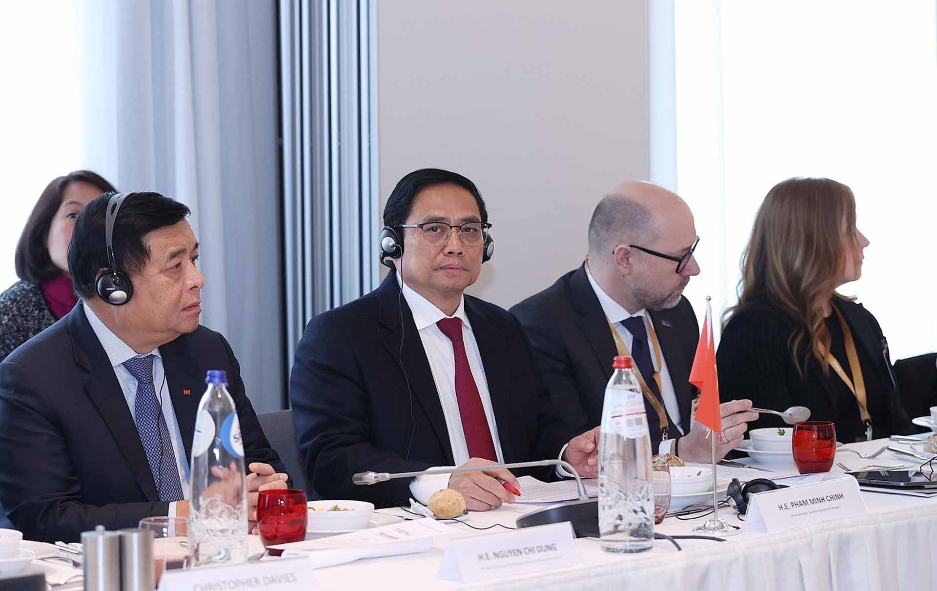 Thủ tướng Phạm Minh Chính cùng các nhà lãnh đạo tham dự phiên ăn trưa làm việc do Hội đồng Kinh doanh EU-ASEAN tổ chức. (Nguồn: TTXVN)