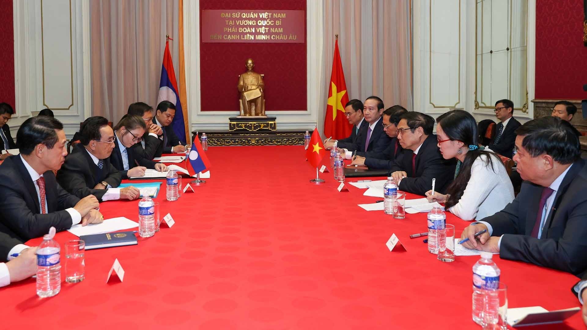 Thủ tướng Chính phủ Phạm Minh Chính gặp Thủ tướng Lào Phankham Viphavanh
