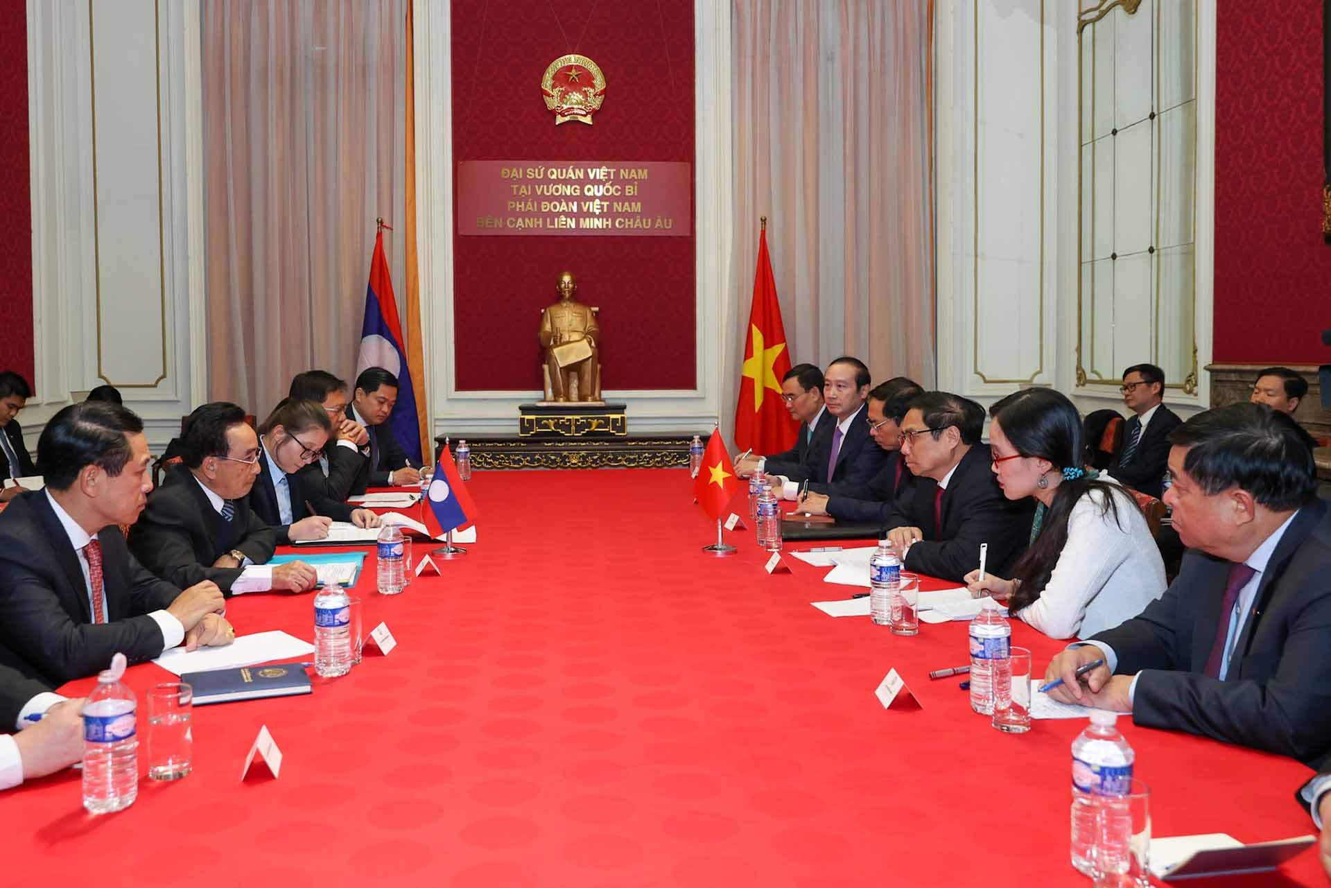 Thủ tướng Phạm Minh Chính gặp Thủ tướng Lào Phankham Viphavanh. (Nguồn: VGP)