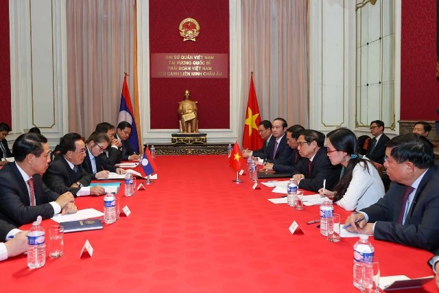 Prime Minister Pham Minh Chinh meets Lao counterpart Phankham Viphavanh