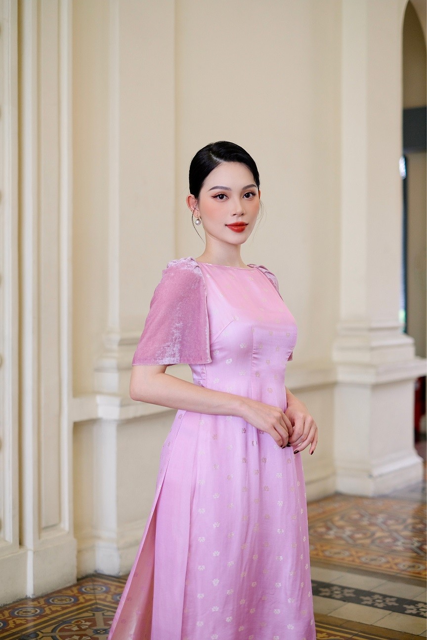 Linh Rin xinh đẹp mong manh với áo dài cổ điển