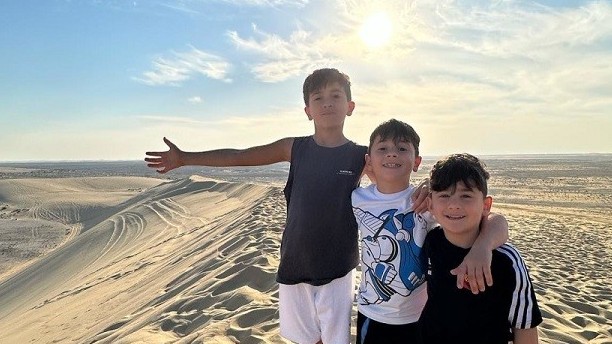 Vợ và các con Messi 'mê' hoàng hôn trên bãi biển ở Qatar