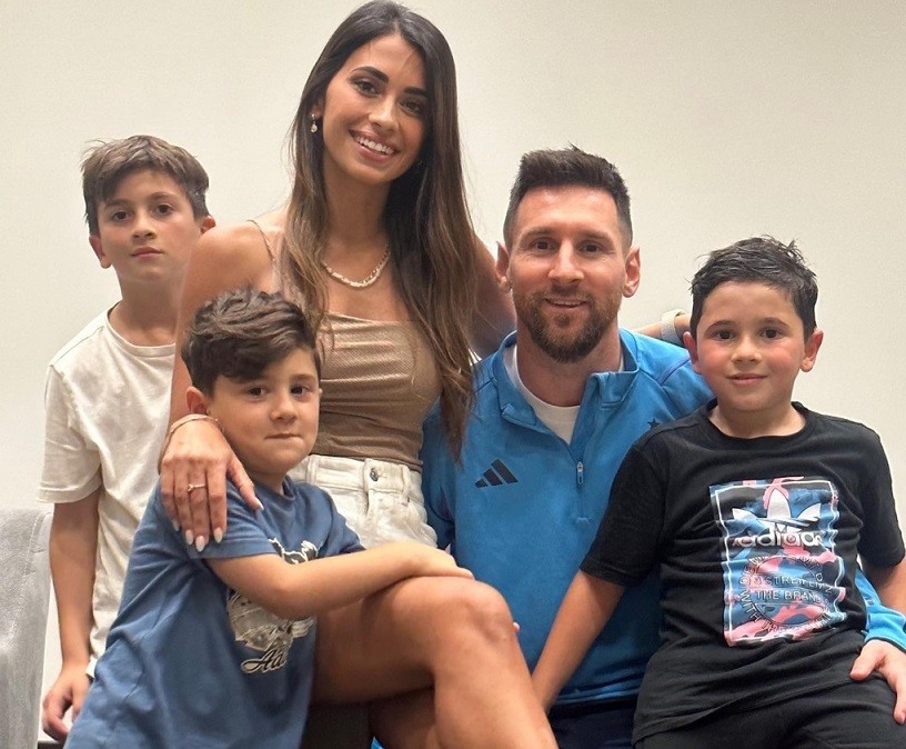 Vợ và các con Messi 'mê' hoàng hôn trên sa mạc ở Qatar