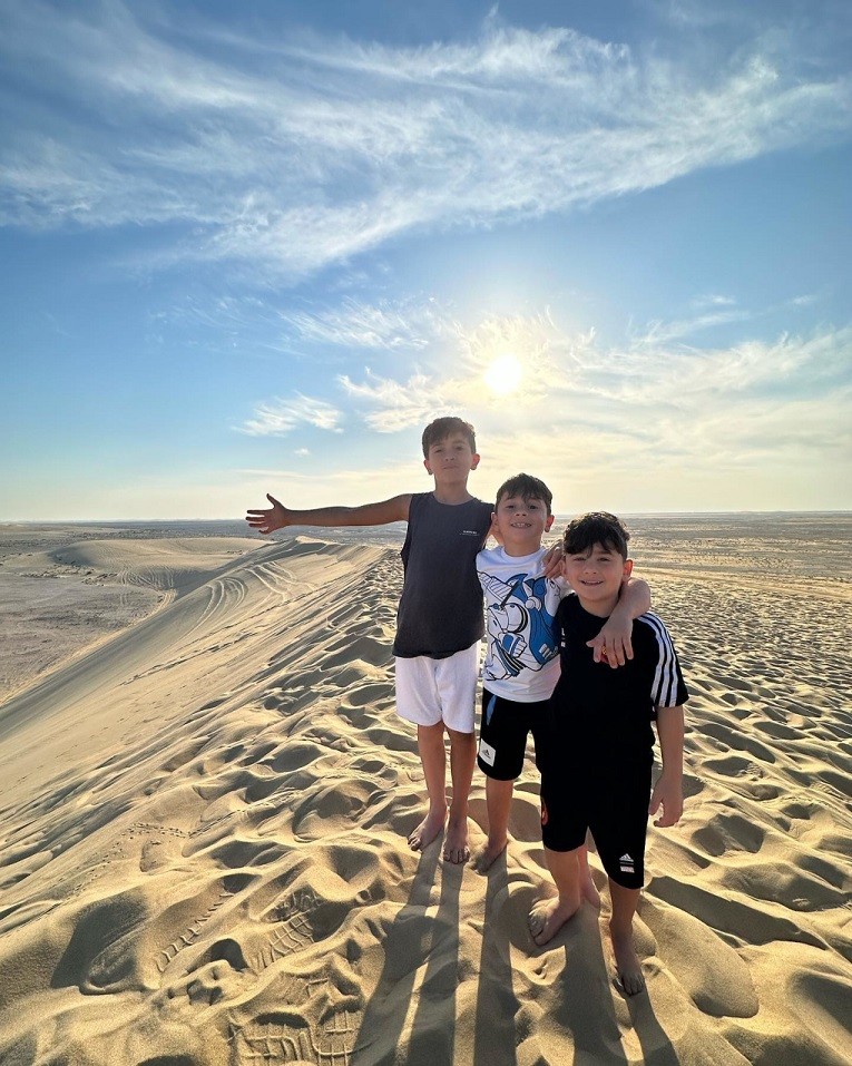 Vợ và các con Messi 'mê' hoàng hôn trên sa mạc ở Qatar