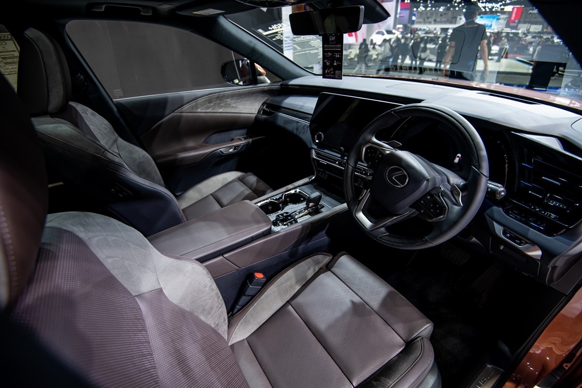 Cận cảnh Lexus RX 2023 tại Thái Lan, giá hơn 3 tỷ đồng