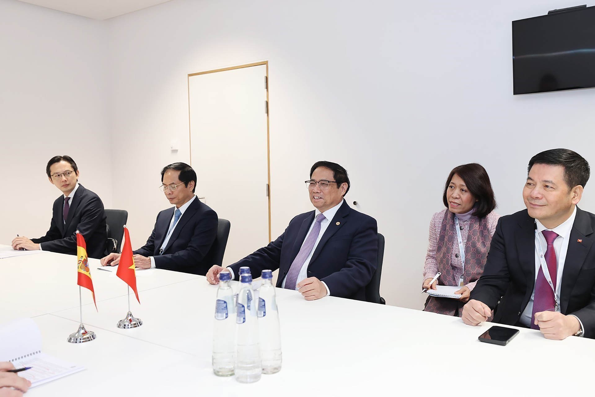 Thủ tướng Phạm Minh Chính gặp Thủ tướng Tây Ban Nha Pedro Sánchez Pérez-Castejón. (Nguồn: TTXVN)