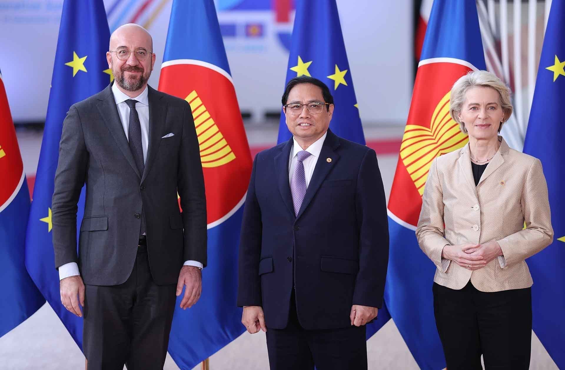 Chủ tịch Hội đồng châu Âu Charles Michel (trái) và Chủ tịch Ủy ban châu Âu Ursula Von der Leyen (phải) đón Thủ tướng Phạm Minh Chính. (Nguồn: TTXVN)