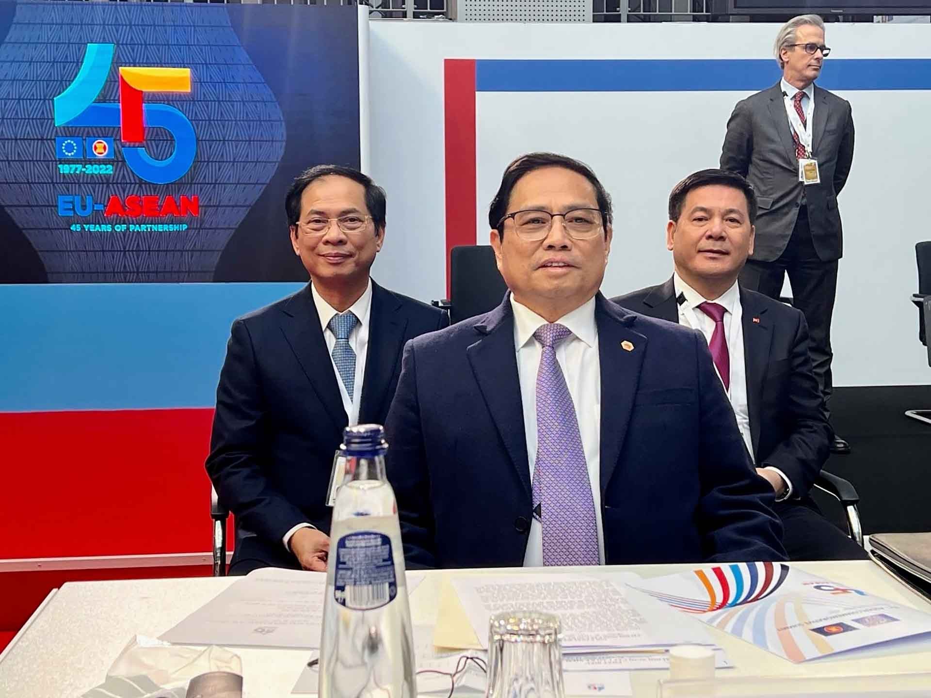 Thủ tướng Phạm Minh Chính cùng đoàn đại biểu Việt Nam tại Hội nghị cấp cao kỷ niệm 45 năm quan hệ ASEAN-EU. (Nguồn: VGP)