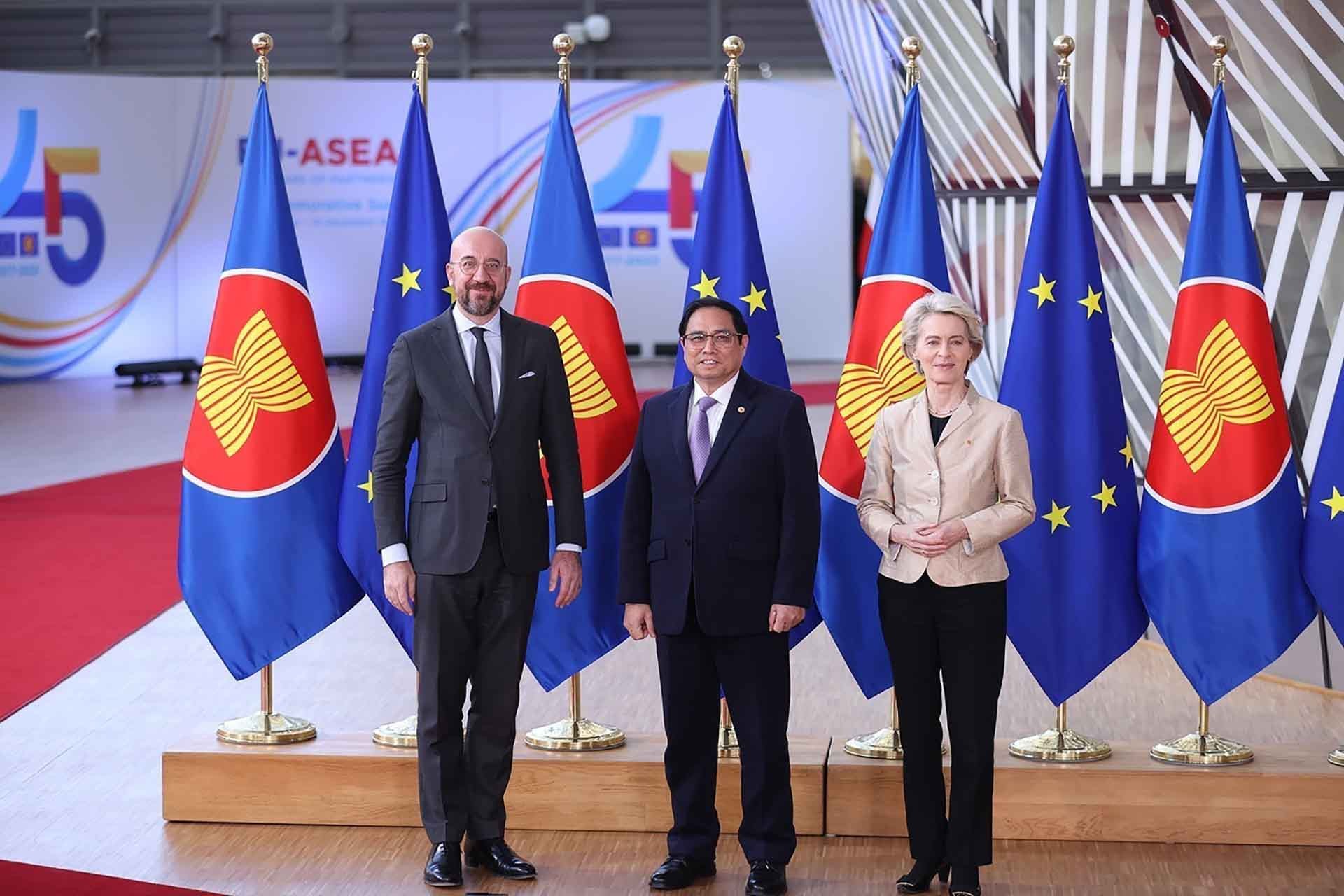 Chủ tịch Hội đồng châu Âu Charles Michel (trái) và Chủ tịch Ủy ban châu Âu Ursula Von der Leyen (phải) đón Thủ tướng Phạm Minh Chính. (Nguồn: TTXVN)