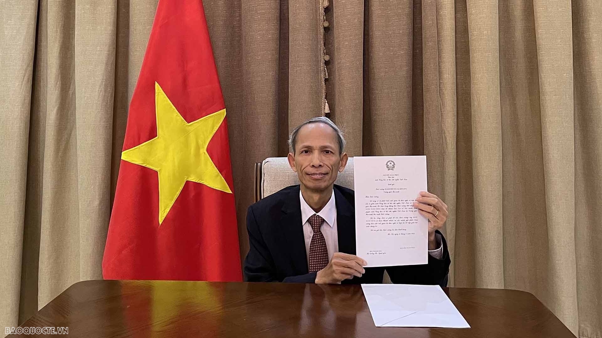 El embajador de Vietnam en Arabia Saudita, concurrente en Bahréin, Dang Xuan Dung, entrega cartas credenciales al canciller bahreiní, Abdullatif bin Rashid Al Zayani.