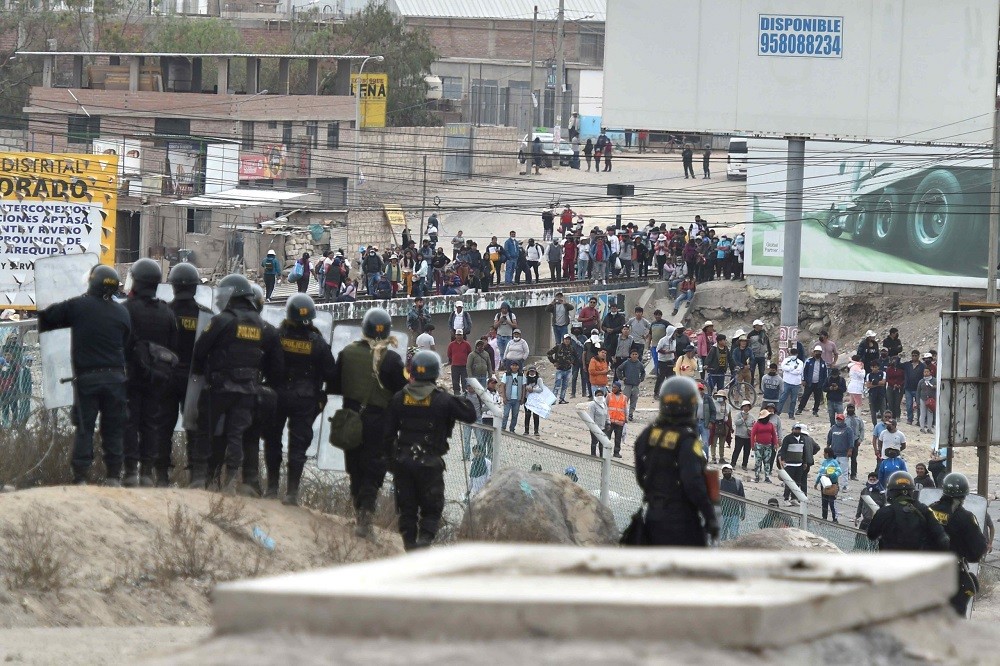 (12.15) Quân đội sẽ hỗ trợ cảnh sát bảo đảm an ninh tại Peru trong thời gian diễn ra tình trạng khẩn cấp. (Nguồn: MercoPress)