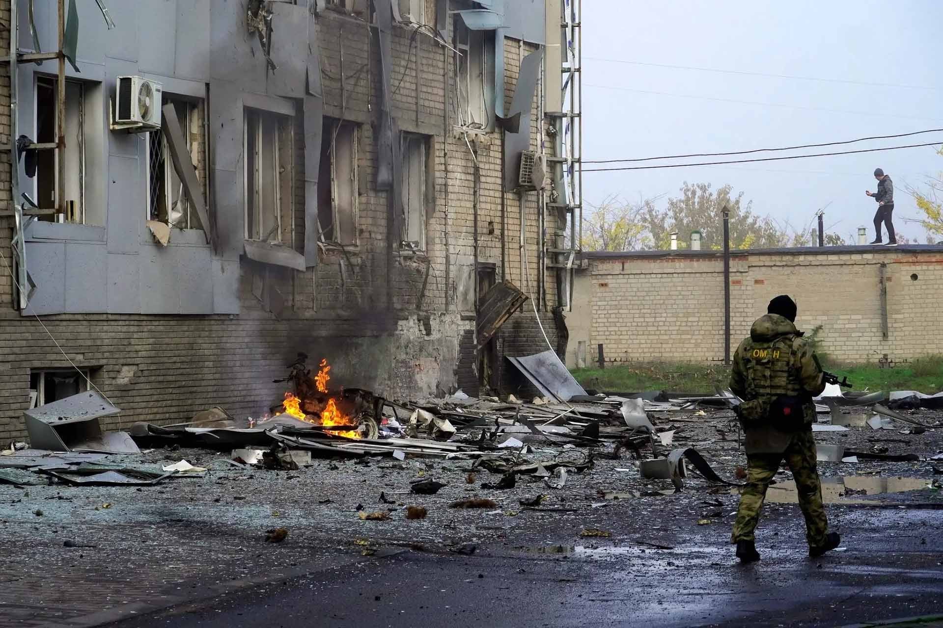  Các cuộc xung đột, điểm nóng là chủ đề xuyên suốt của thế giới trong năm 2022. Trong ảnh, một tòa nhà đổ nát tại thành phố Melitopol sau các đợt giao tranh giữa lực lượng Ukraine và Nga hồi tháng 10. (Nguồn: AFP/Getty Images)