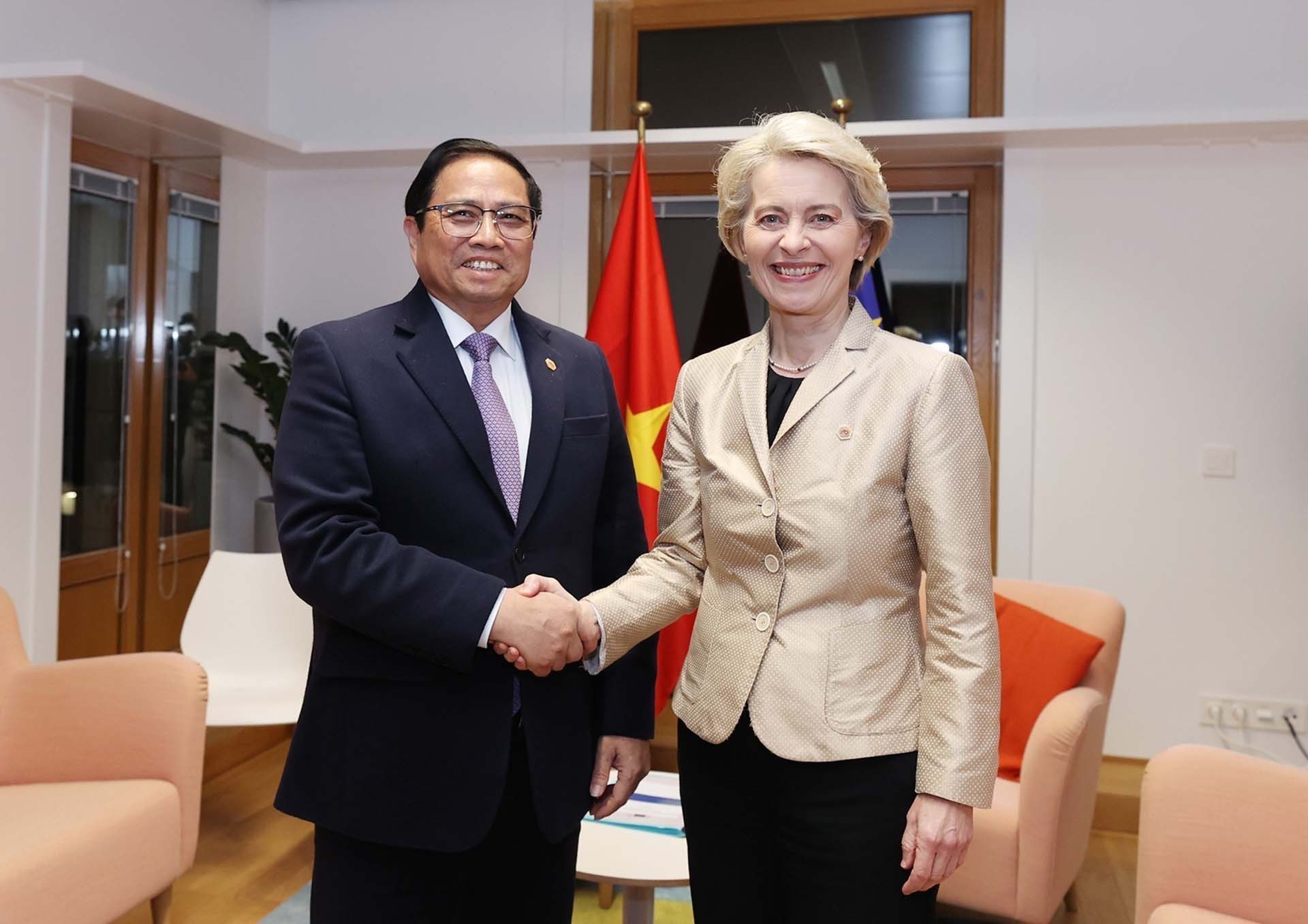 Thủ tướng Phạm Minh Chính gặp Chủ tịch Ủy ban châu Âu (EC) Ursula von der Leyen. (Nguồn: TTXVN)