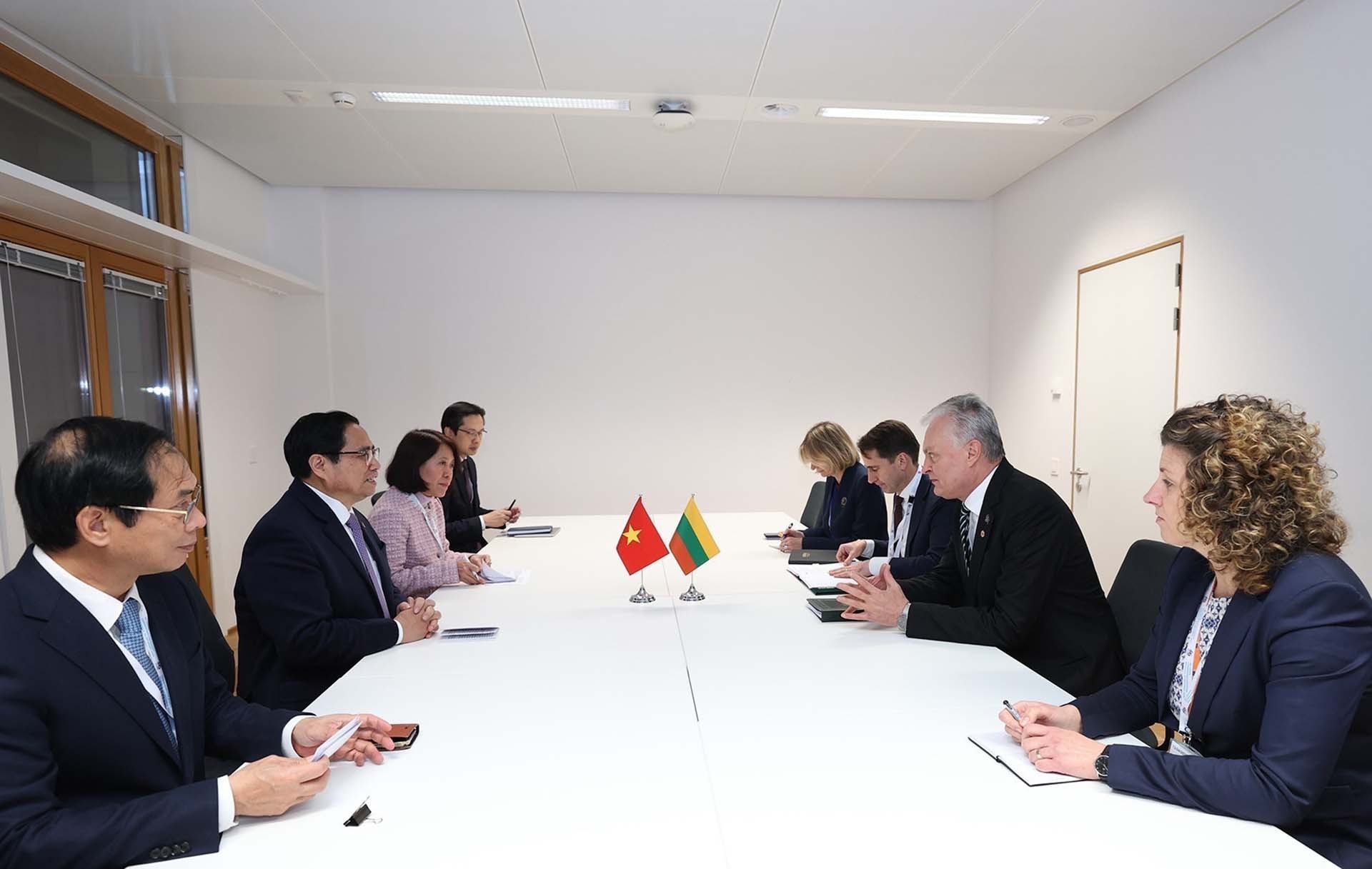Thủ tướng Phạm Minh Chính gặp Tổng thống Lithuania Gitanas Nausėda. (Nguồn: TTXVN)