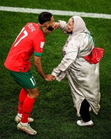 World Cup 2022: Hình ảnh xúc động khi những cầu thủ Morocco mừng trận thắng bên mẹ