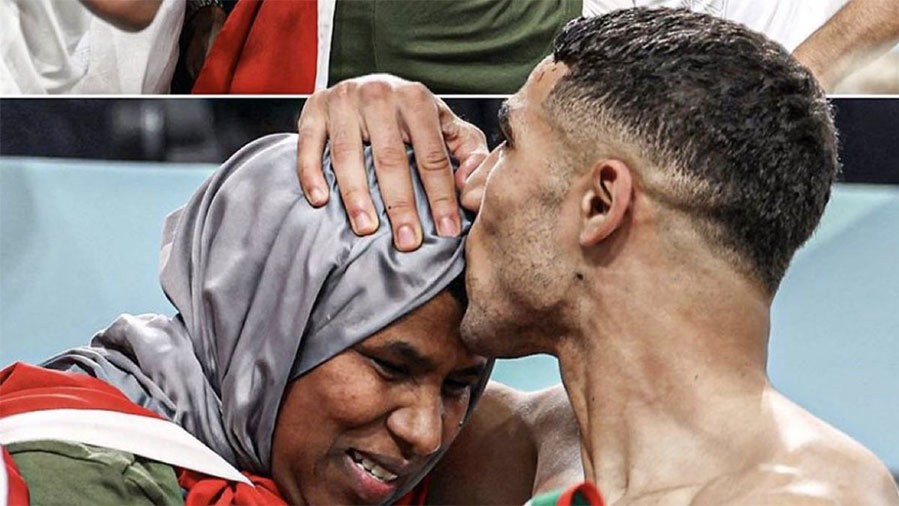 Thông thường các cầu thủ hay lên khán đài chia sẻ niềm vui chiến thắng với vợ, con nhưng tại World Cup năm nay, các tuyển thủ Morocco gây chú ý khi ăn mừng với những người mẹ. Trong ảnh, hậu vệ đang khoác áo PSG Achraf Hakimi hôn lên trán mẹ sau trận thắng 2-0 trước Bỉ tại vòng bảng.