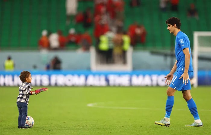 World Cup 2022: Những hình ảnh xúc động khi những cầu thủ Morocco mừng trận thắng bên mẹ