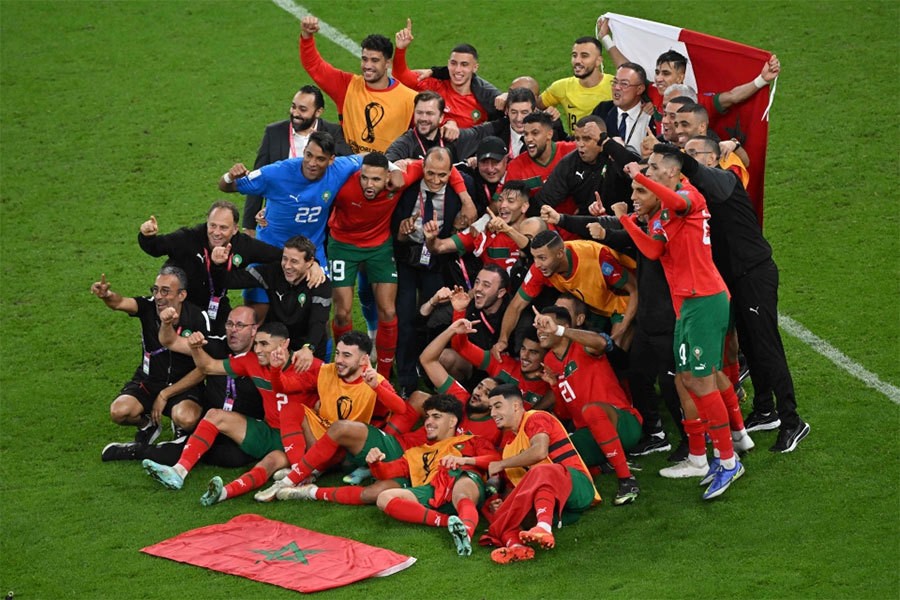 World Cup 2022: Những hình ảnh xúc động khi những cầu thủ Morocco mừng trận thắng bên mẹ