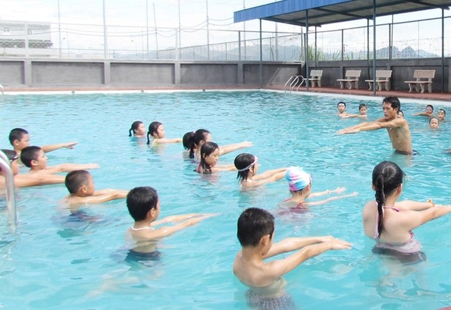 Trẻ em cần được rèn luyện kỹ năng bơi để bảo đảm an toàn phòng, chống đuối nước. Ảnh: Tiến Thành