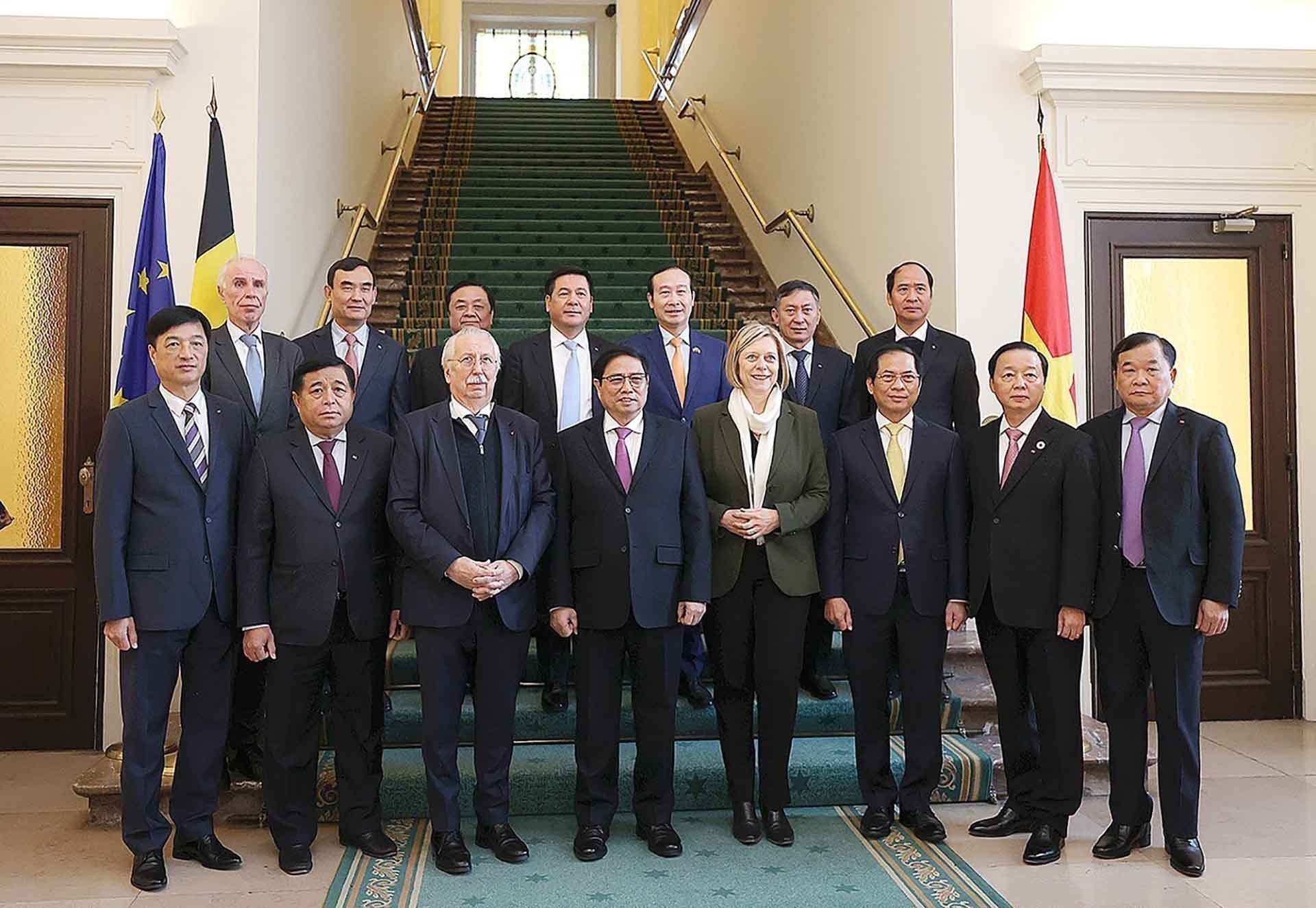 Thủ tướng Phạm Minh Chính và Chủ tịch Hạ viện Bỉ Eliane Tillieux cùng các thành viên đoàn hai nước. (Nguồn: TTXVN)