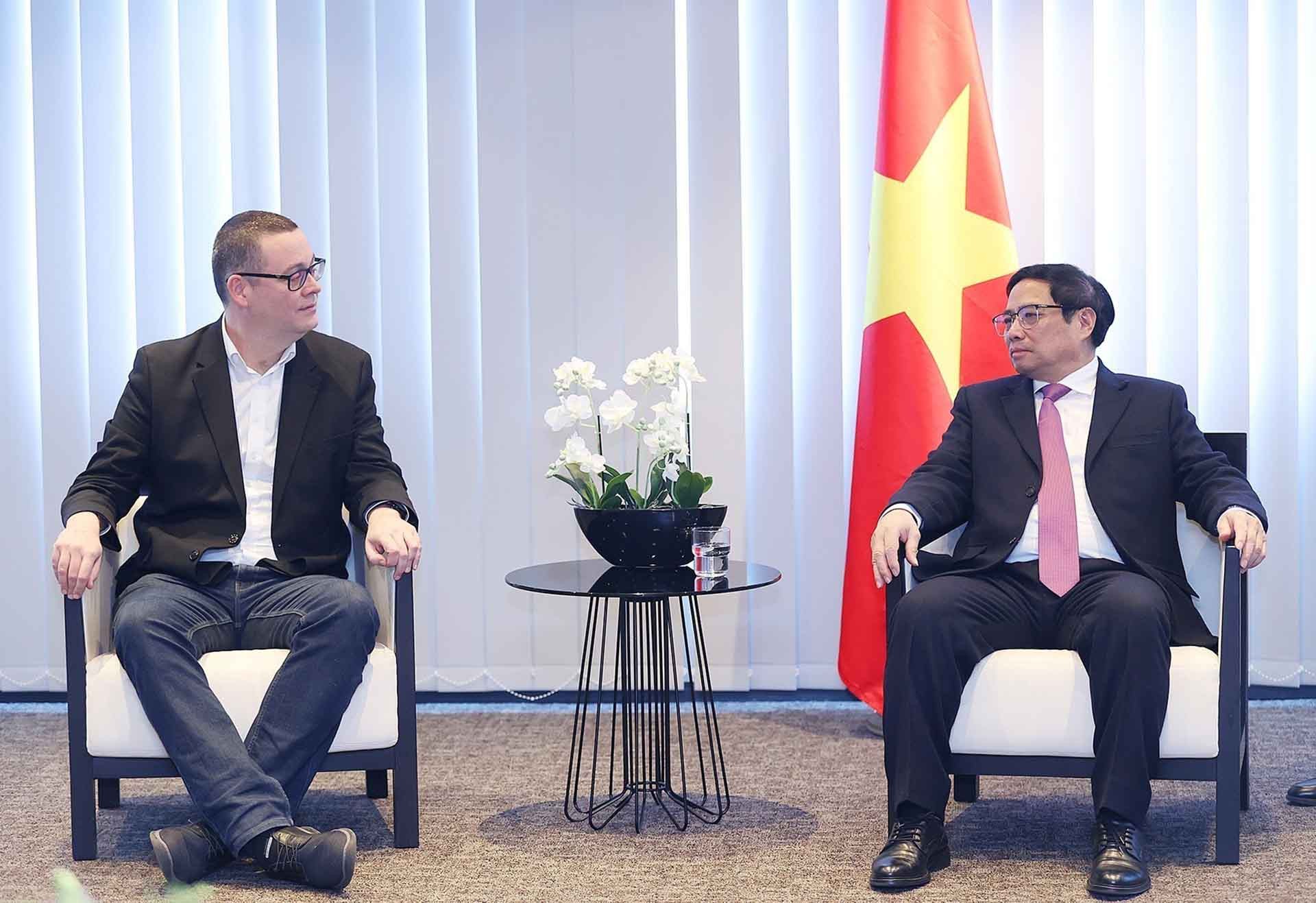 Thủ tướng Phạm Minh Chính tiếp Chủ tịch Đảng Lao động Bỉ Raoul Hedebouw. (Nguồn: TTXVN)